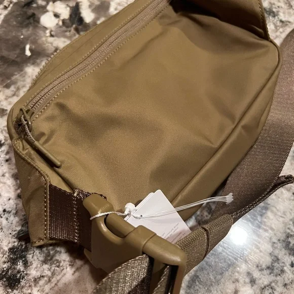 Lululemon Large Crossbody Belt Bag NWT - Picture 4 of 10
